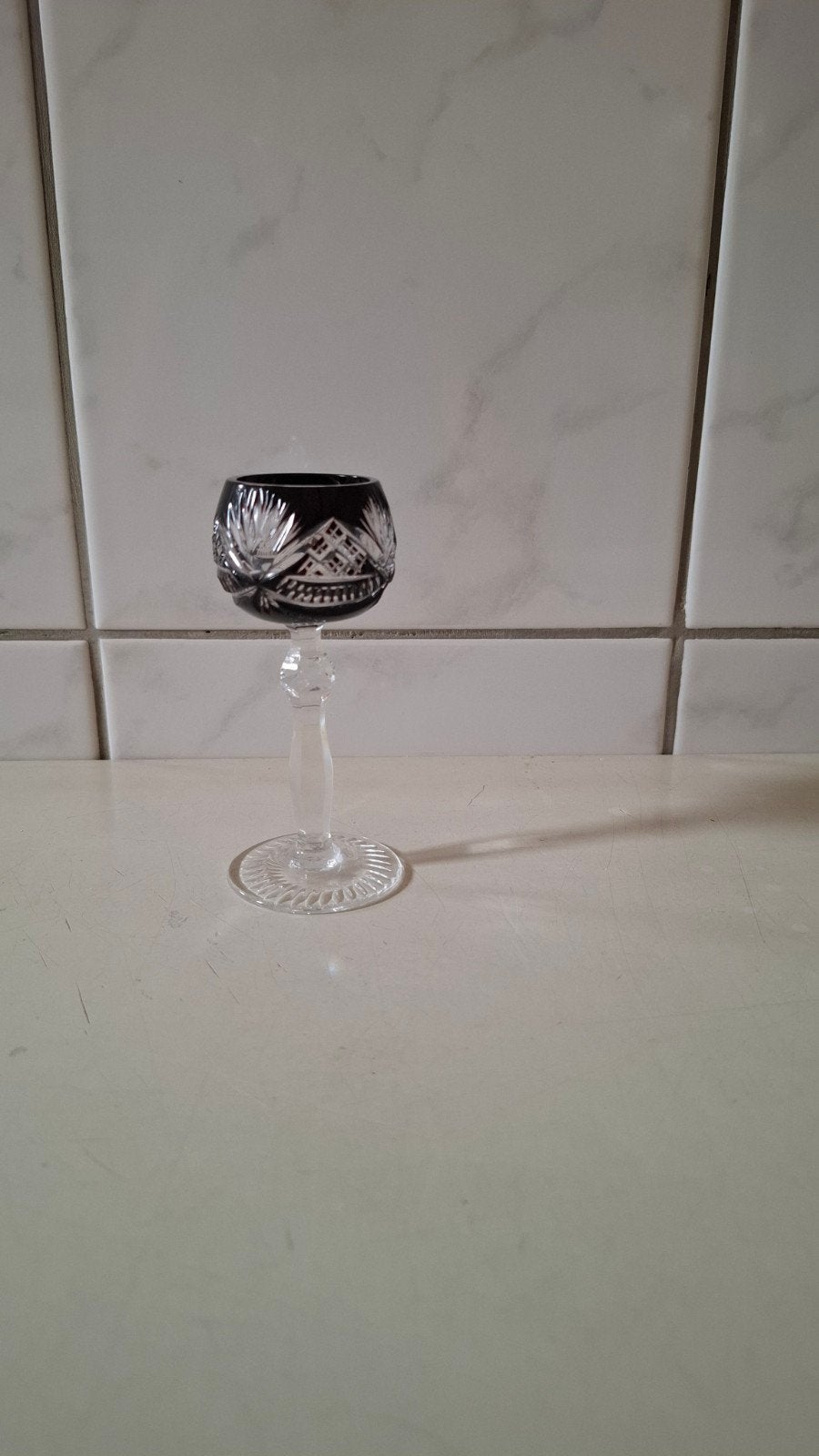 Antiek geslepen kristallen borrelglas, zwart en helder, Antiek en Kunst, Ophalen of Verzenden