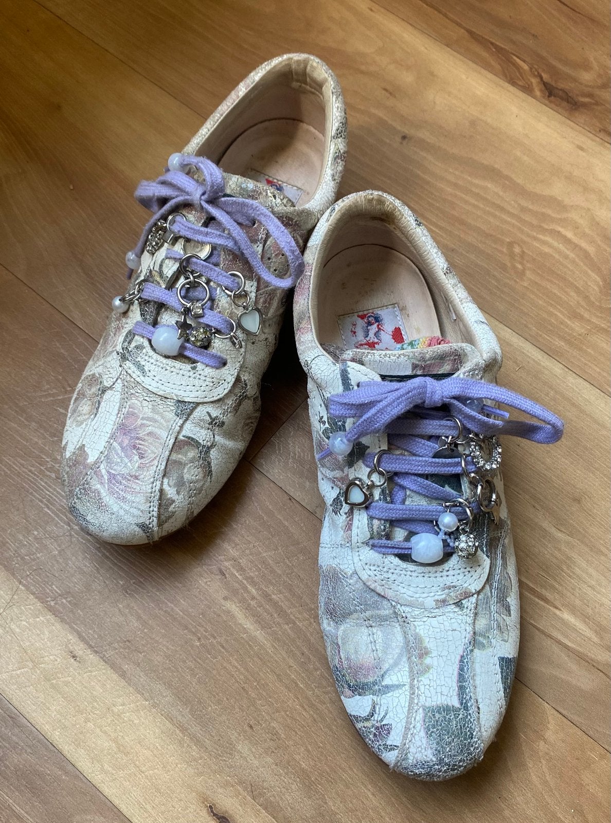 Kowalski sneakers met bloemenprint en bedeltjes, maat 38, Ophalen of Verzenden, Gedragen, Overige kleuren, Sneakers of Gympen