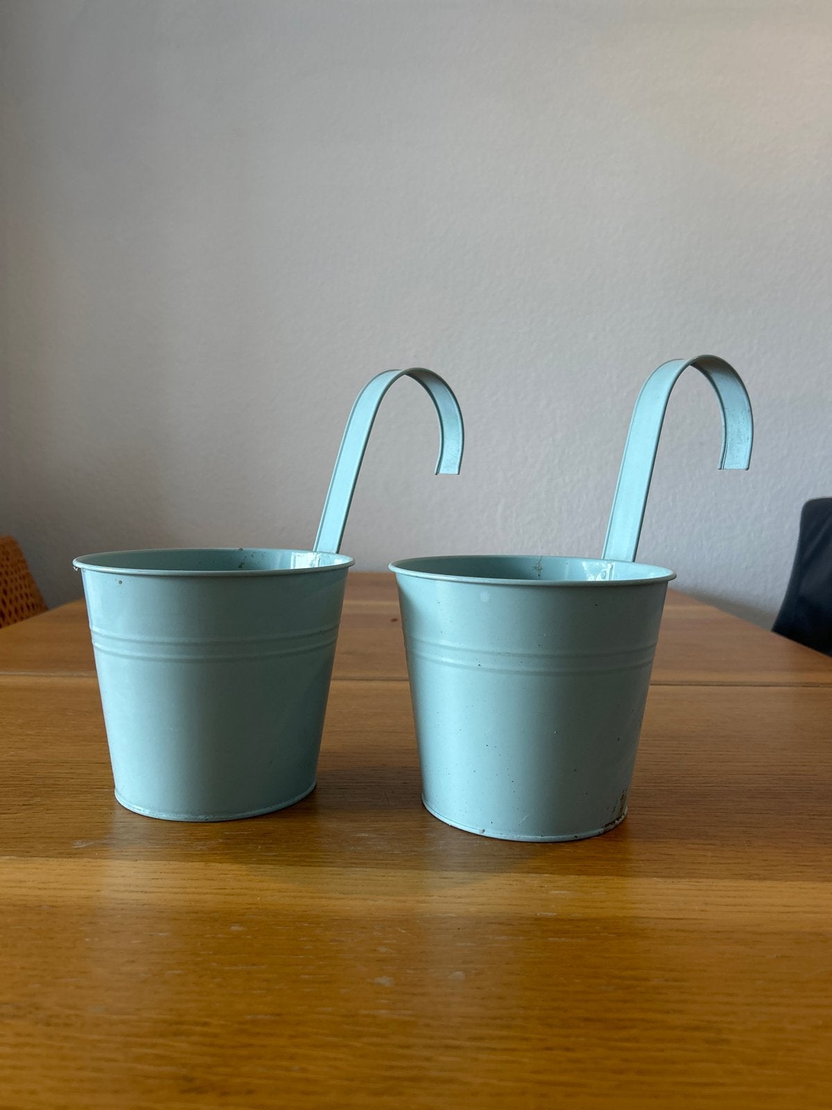 2x Lichtblauwe Metalen Hangende Bloempotten, Tuin en Terras, Ophalen, Minder dan 30 cm, Minder dan 60 cm, Rond