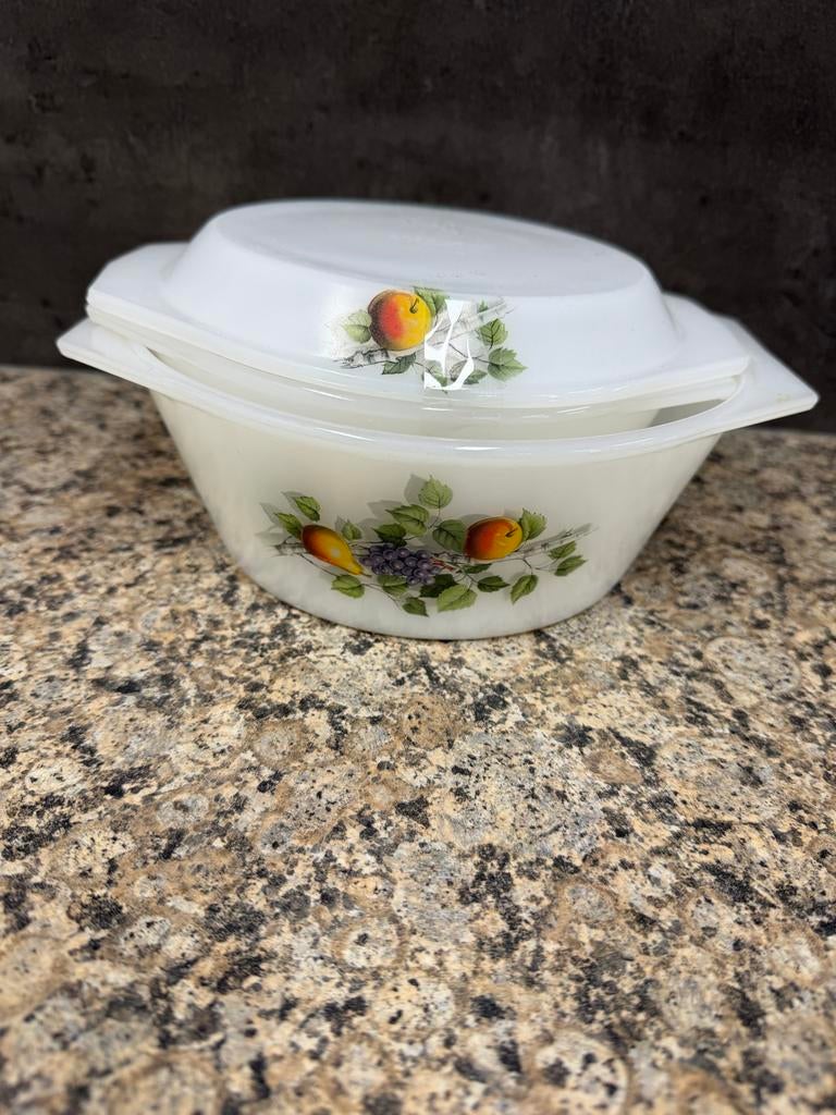 Vintage Pyrex ovenschalen met fruitdecor - Set van 3, Gebruikt, Keramiek, Ophalen of Verzenden, Schaal of Schalen