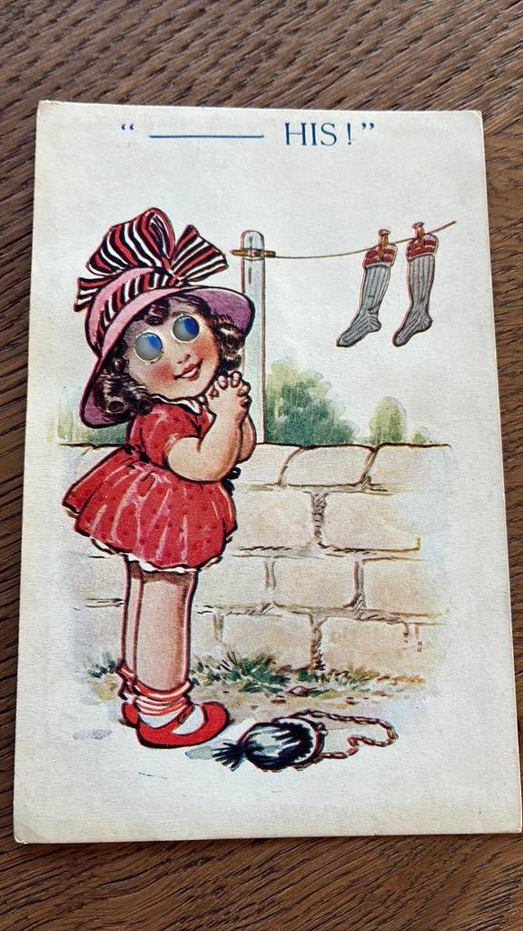 Glazen oogjes kaart. Meisje kijkt naar “zijn” sokken, Ophalen of Verzenden, Voor 1920, Kinderen
