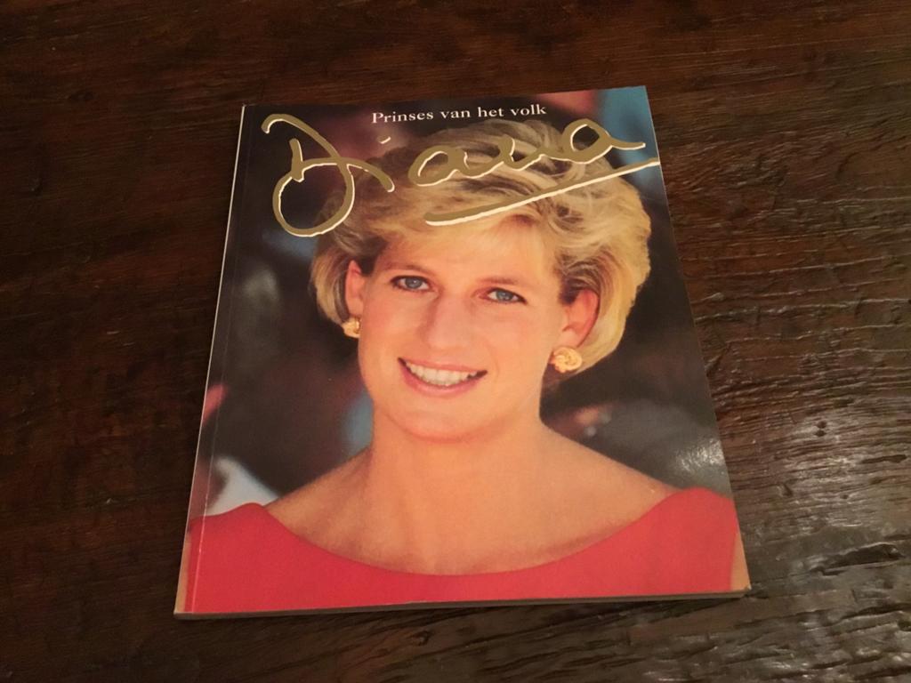 Diana  Prinses van het volk, Verzamelen, Koninklijk Huis en Royalty, Ophalen of Verzenden, Zo goed als nieuw, Kaart, Foto of Prent