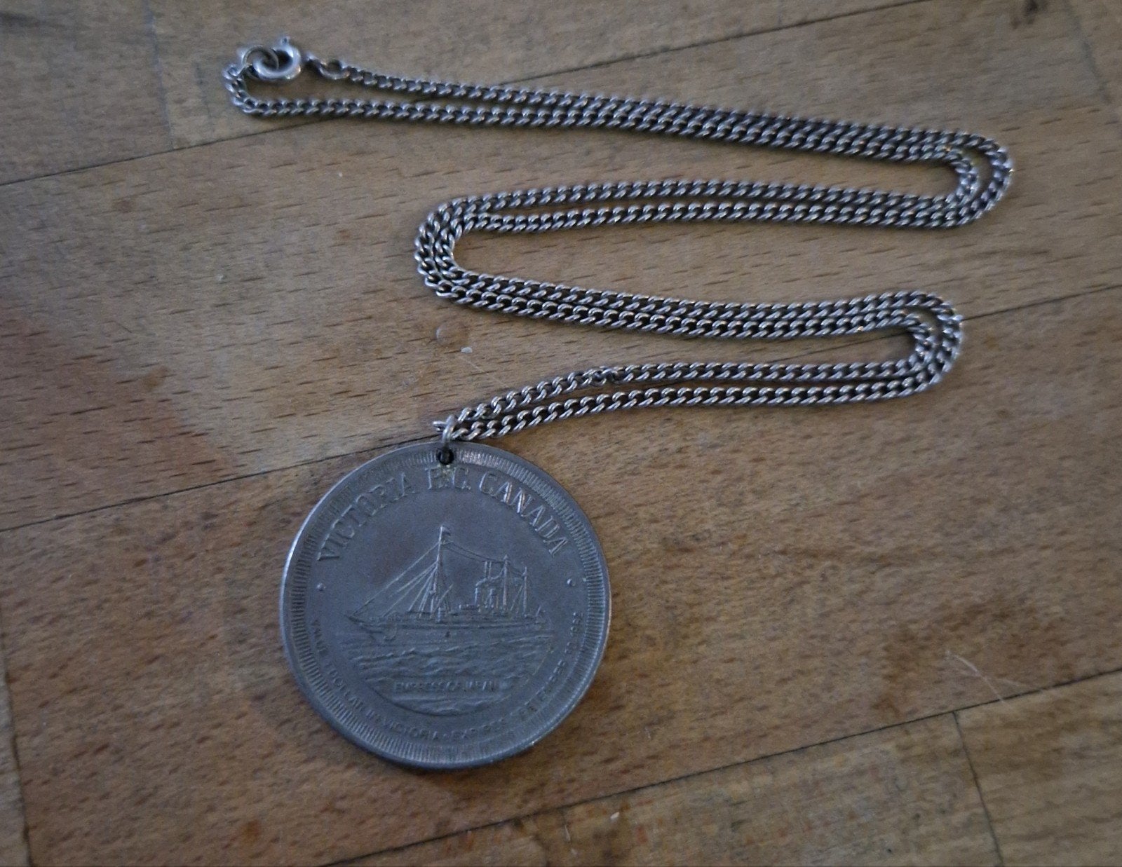 Zilveren ketting met Victoria B.C. City of Gardens medaillon, Ophalen of Verzenden, Zilver