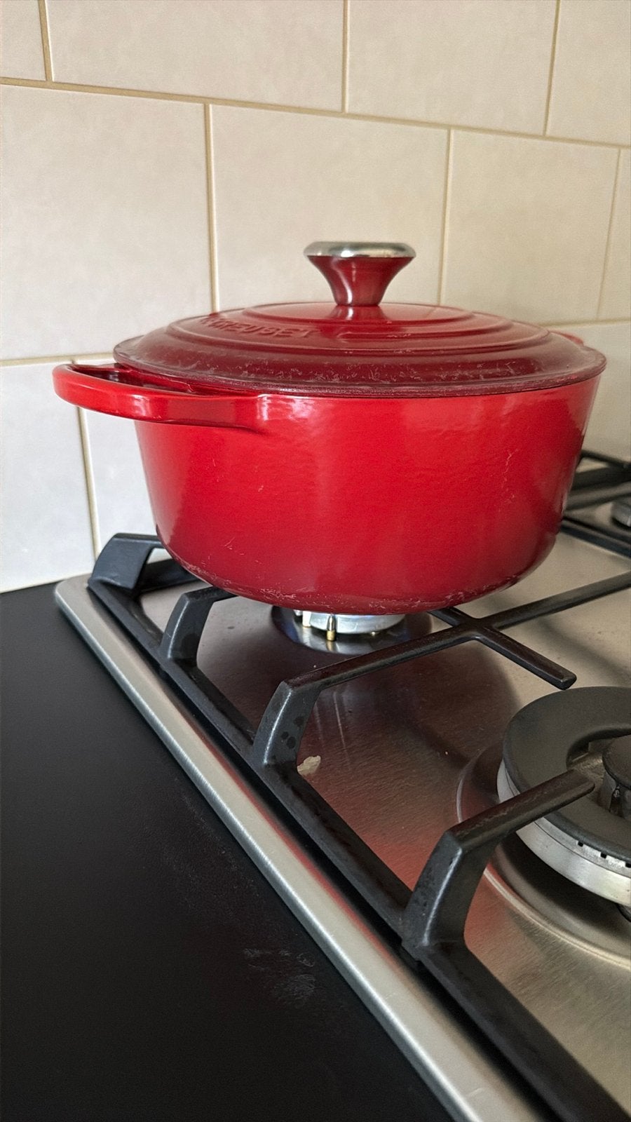 Le Creuset braadpan 24 cm rood - Gietijzer, Huis en Inrichting, Keuken | Potten en Pannen, Ophalen, Gebruikt, Koekenpan of Braadpan