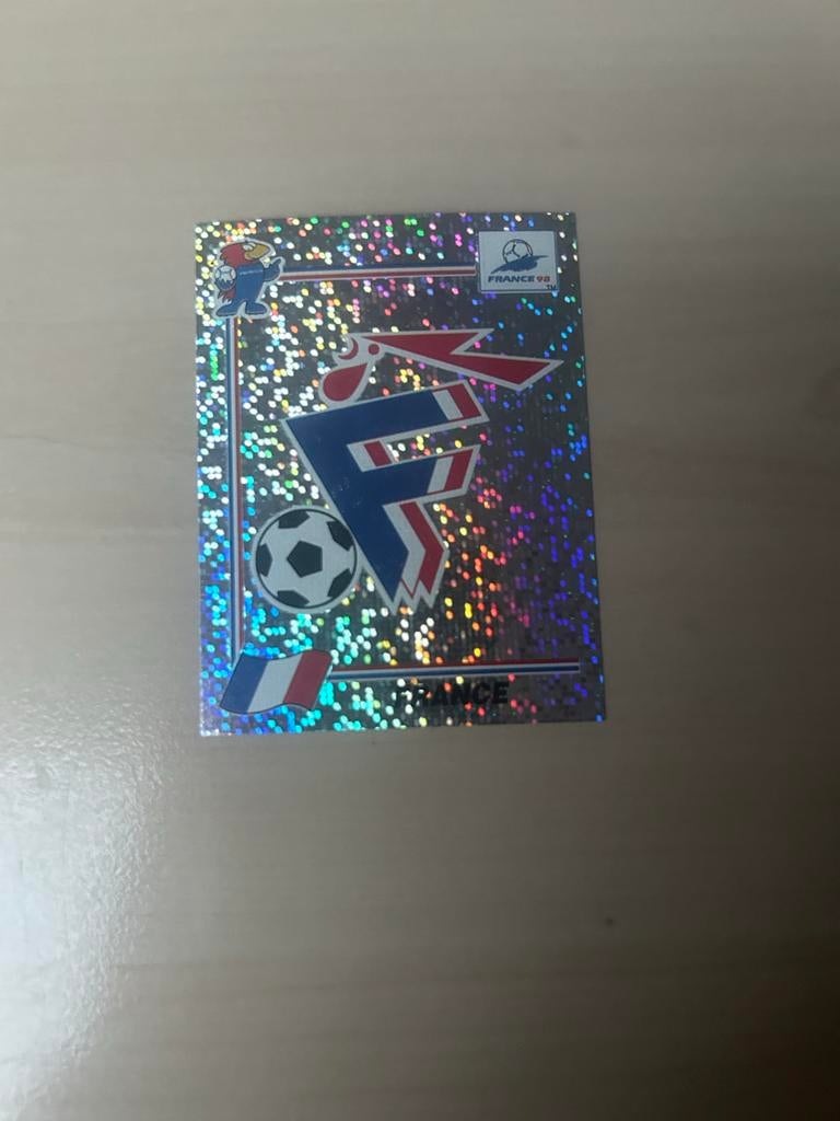 Panini France 98 WK Voetbal Sticker #157 embleem, Ophalen of Verzenden, Zo goed als nieuw, Sport