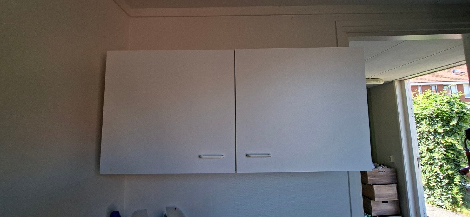 Twee witte bovenkastjes met twee legplanken, Ophalen, Gebruikt