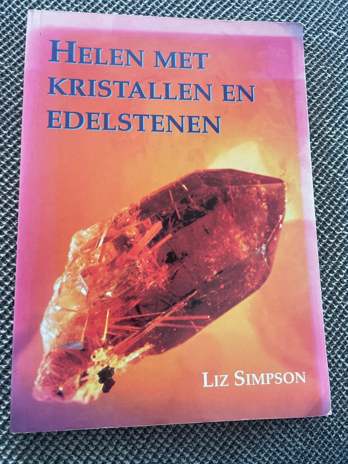 Helen met Kristallen en Edelstenen - Liz Simpson, Ophalen of Verzenden, Gelezen, Spiritualiteit algemeen, Achtergrond en Informatie