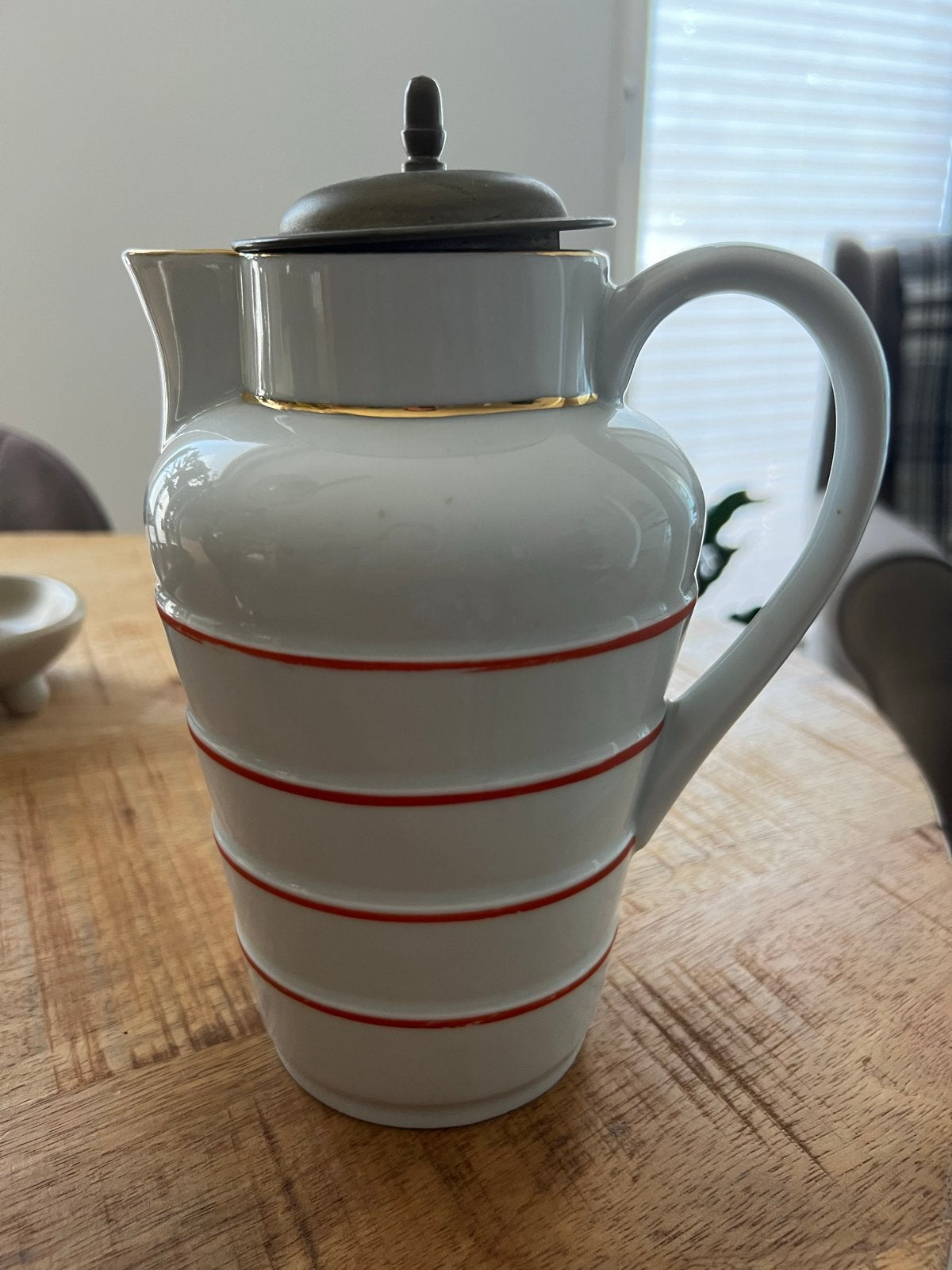 Oude chocolademelkkan met zeefje voor de vellen, Antiek en Kunst, Antiek | Keramiek en Aardewerk, Ophalen of Verzenden