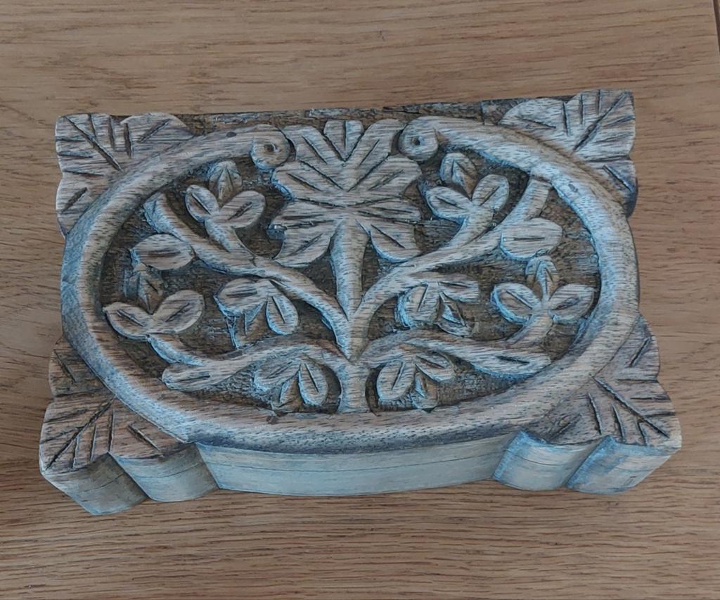 Houten kistje met houtsnijwerk, Antiek en Kunst, Ophalen, Overige onderwerpen, Houtsnijwerk, 20 - 50 cm