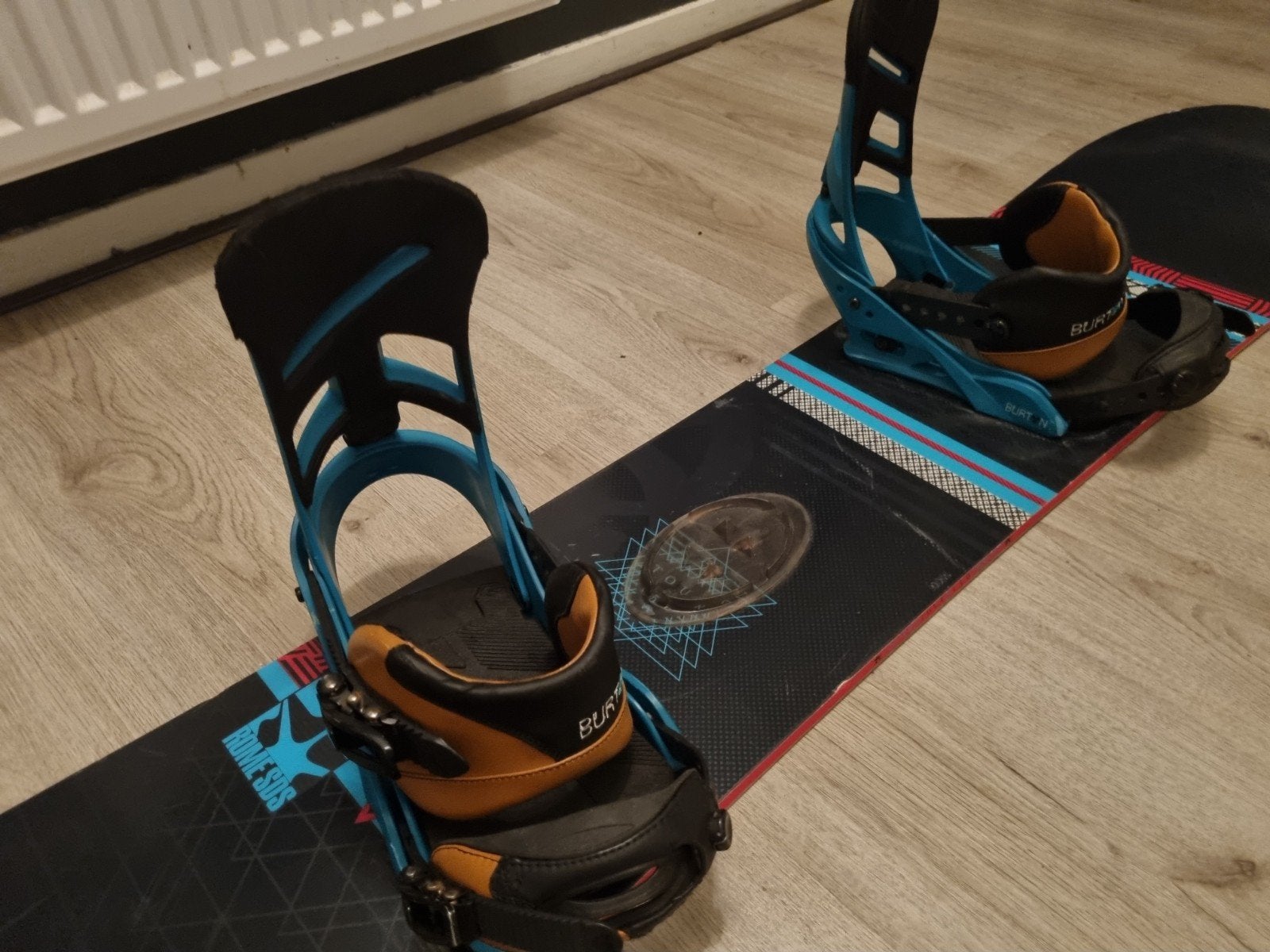 ROME SDS TOUR 150 SNOWBOARD + BURTON MISSION BINDING MAAT M, Sport en Fitness, Snowboarden, Rome, Gebruikt, Board, Ophalen of Verzenden