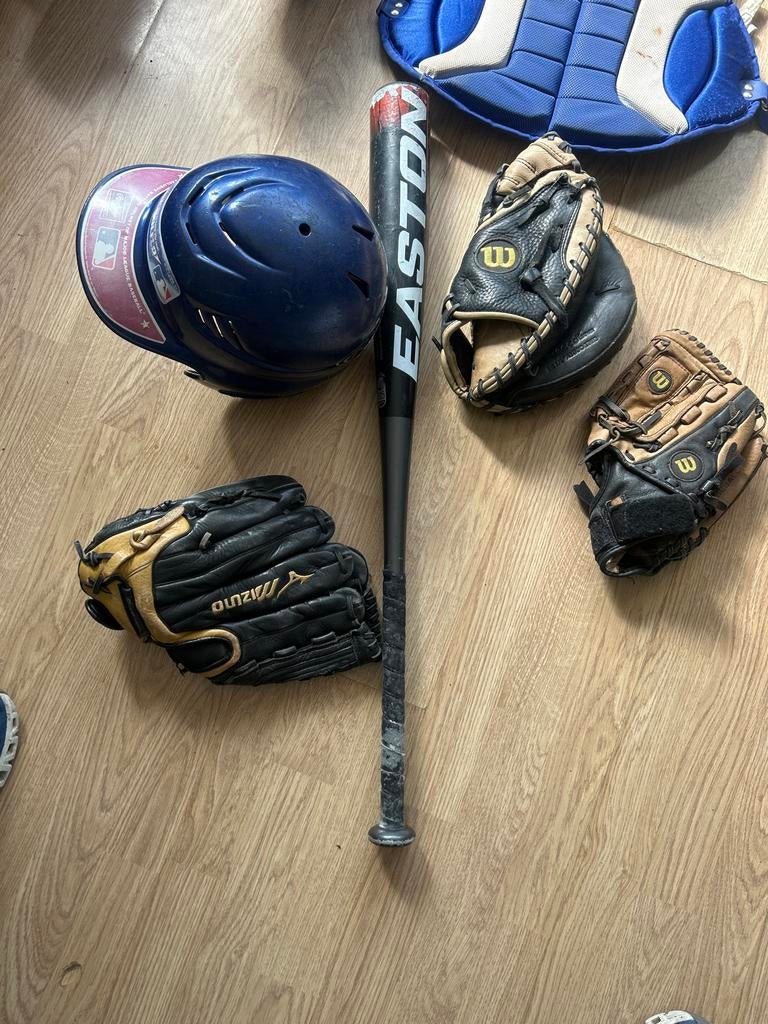 Honkbal set met knuppel, helmen en handschoenen, Ophalen of Verzenden, Gebruikt