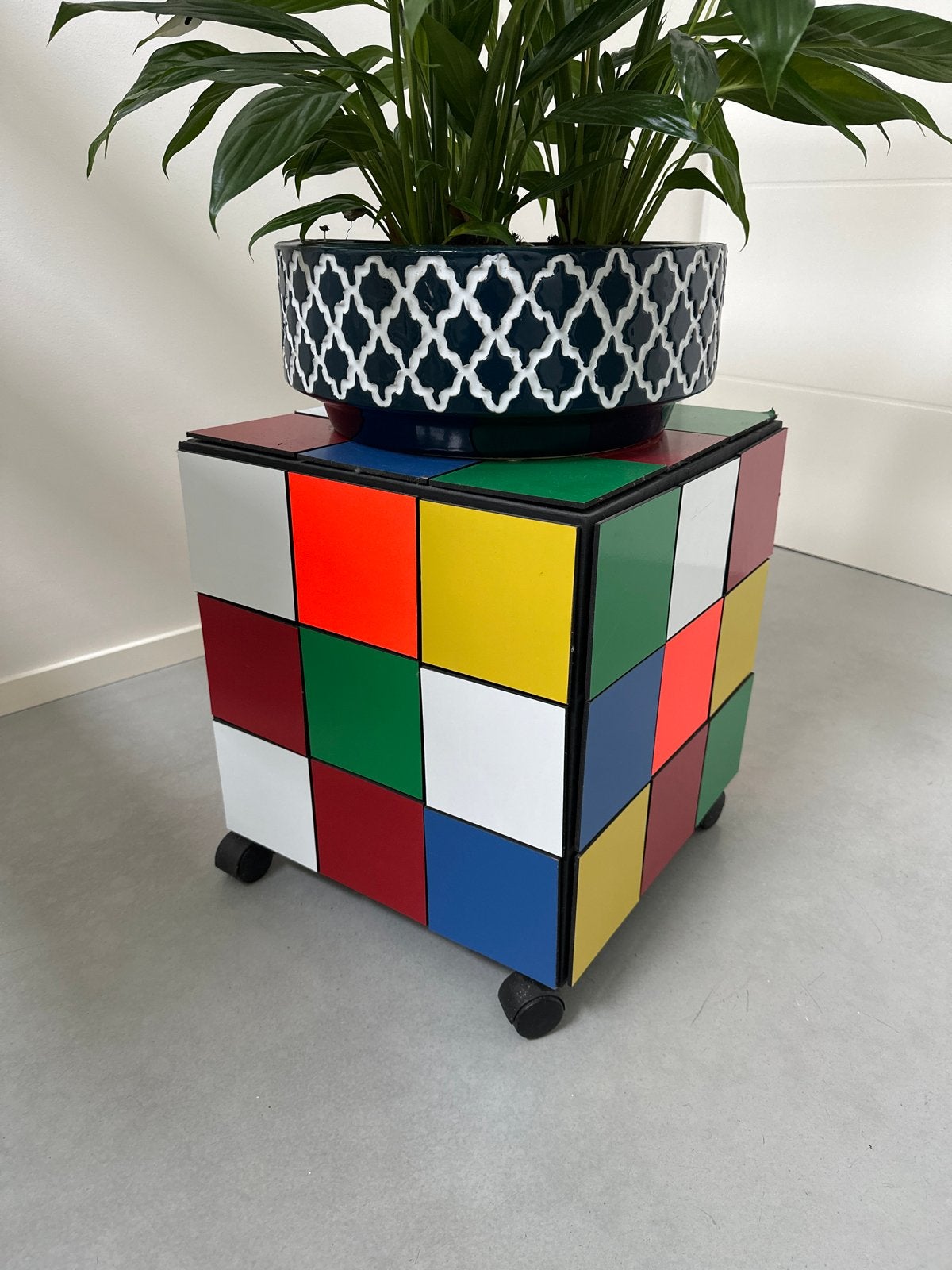 Rubiks Kubus Bijzettafel - Uniek Designmeubel op Wieltjes, Huis en Inrichting, Tafels | Bijzettafels, Minder dan 45 cm, Gebruikt