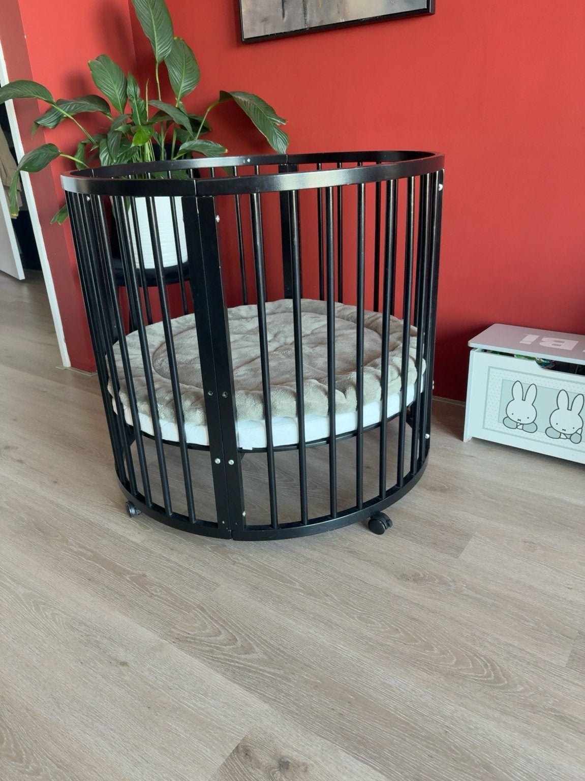 Ronde babybox zwart op wieltjes incl. boxkleden – 92 cm, Ophalen, Gebruikt, Rond, Wieltjes