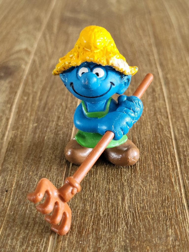 Tuinier smurf met hark, Verzamelen, Smurfen, Ophalen of Verzenden, Zo goed als nieuw, Overige Smurfen, Poppetje, Figuurtje of Knuffel