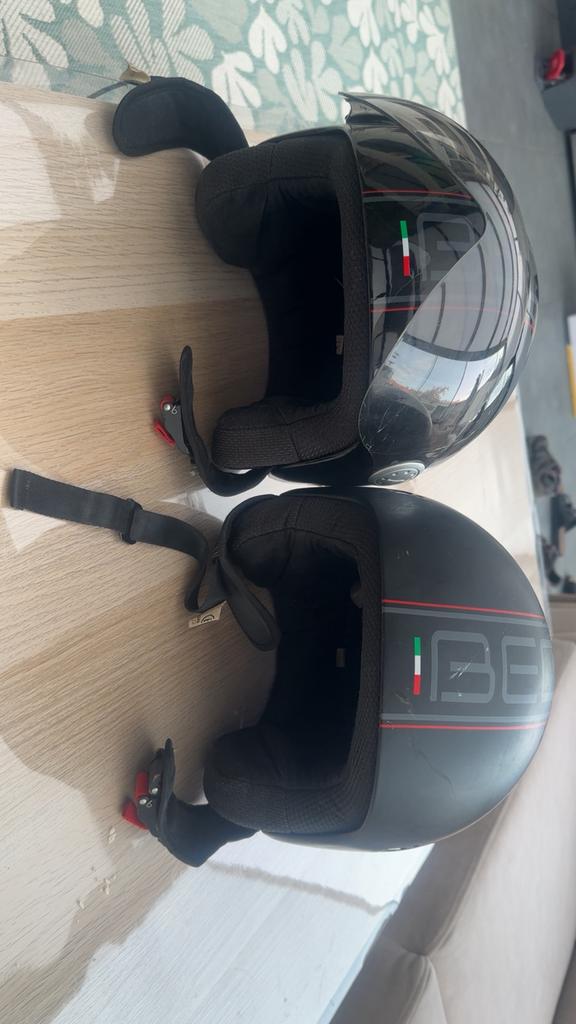 2 helms allebei samen voor 60€, Fietsen en Brommers, Brommerhelmen, Ophalen, Zo goed als nieuw