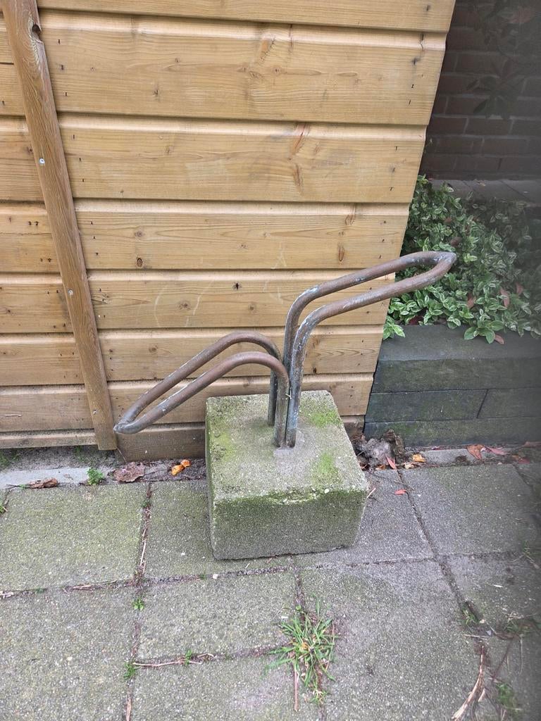 Fietsenrek met betonnen voet, Ophalen