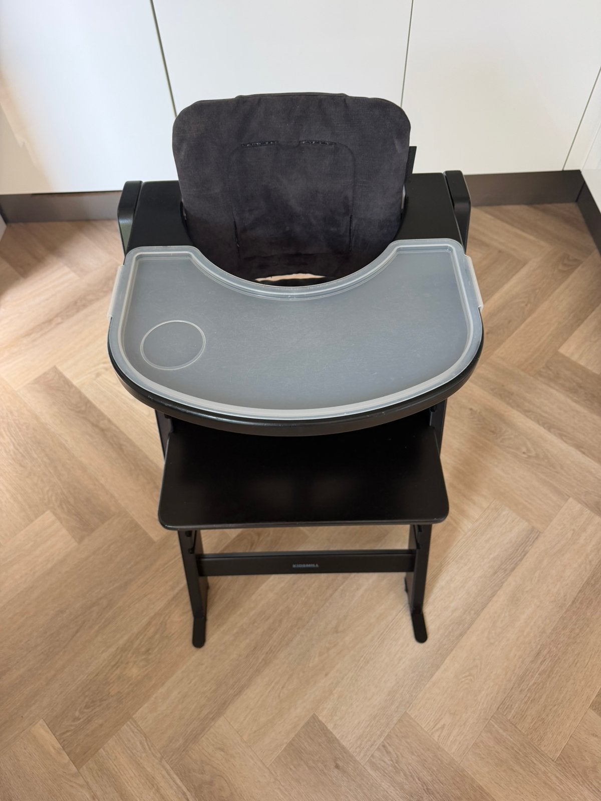 Kidsmill kinderstoel – zwart met houten blad + newborn set, Kinderen en Baby's, Kinderstoelen, Ophalen, Zo goed als nieuw, Meegroeistoel