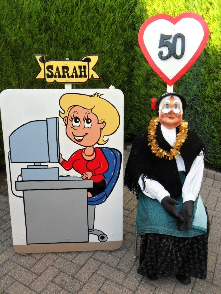 50 verjaardag Sarah met jong uiterlijk met computer., Ophalen, Abraham of Sarah