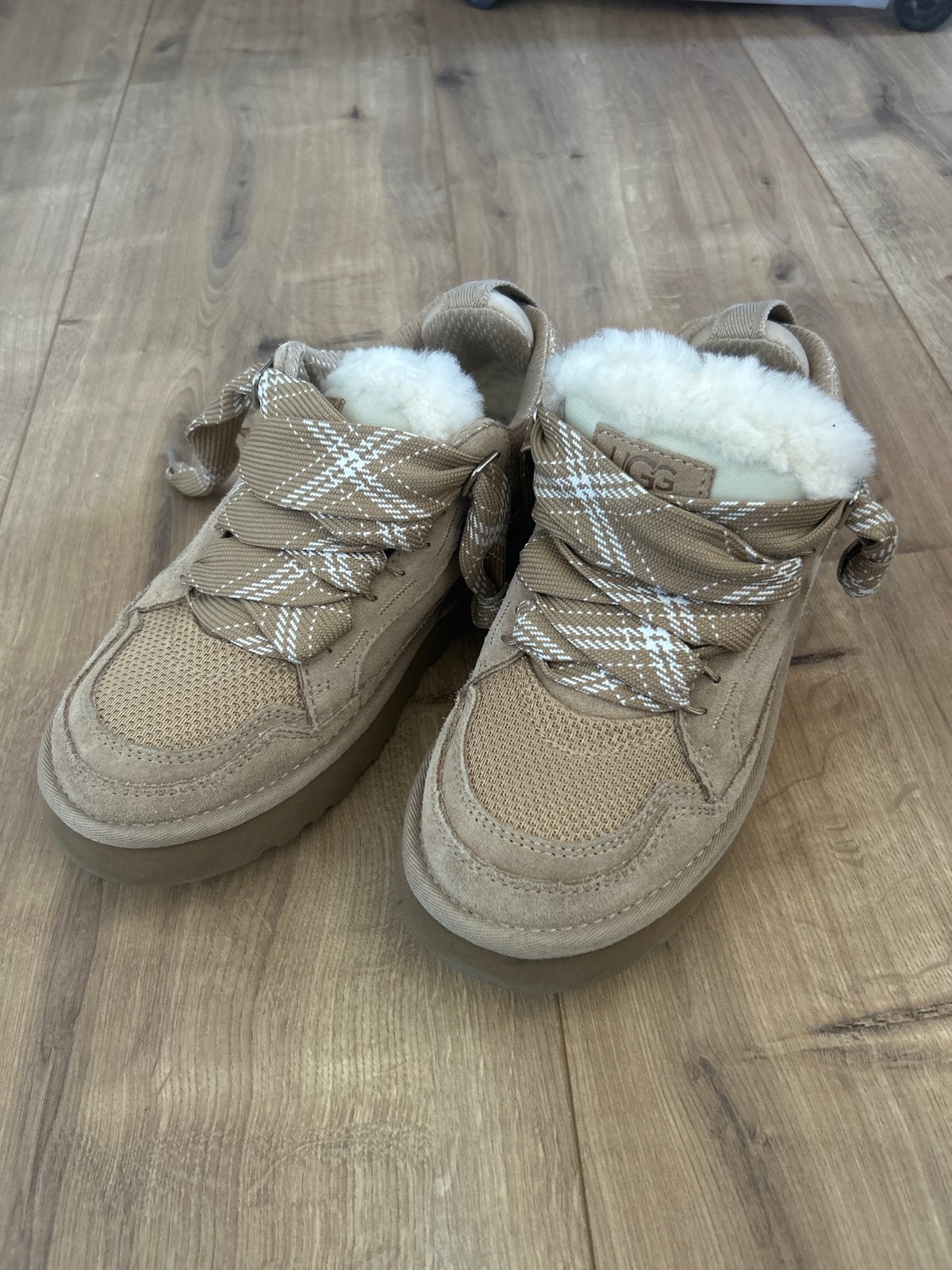 Uggs Lowmel sneakers beige, Ophalen of Verzenden, Zo goed als nieuw, Beige, Sneakers of Gympen