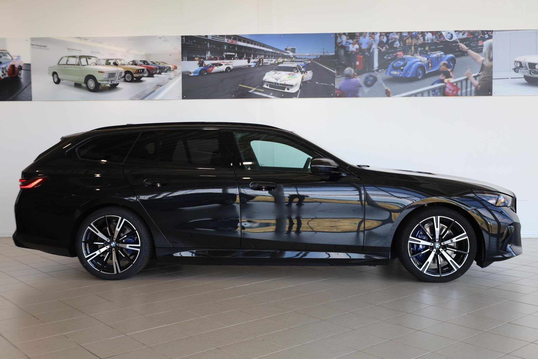 BMW i5 Touring eDrive40 | M Sport Pro | Panoramadak | Drivin, Auto's, Automaat, 510 min, Zwart, Met garantie (alle)
