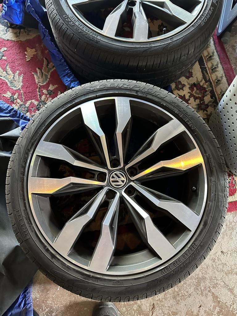 Originele Tiguan VW Suzuka velgen 20 inch met Pirelli banden, Ophalen, Gebruikt, 20 inch, Banden en Velgen