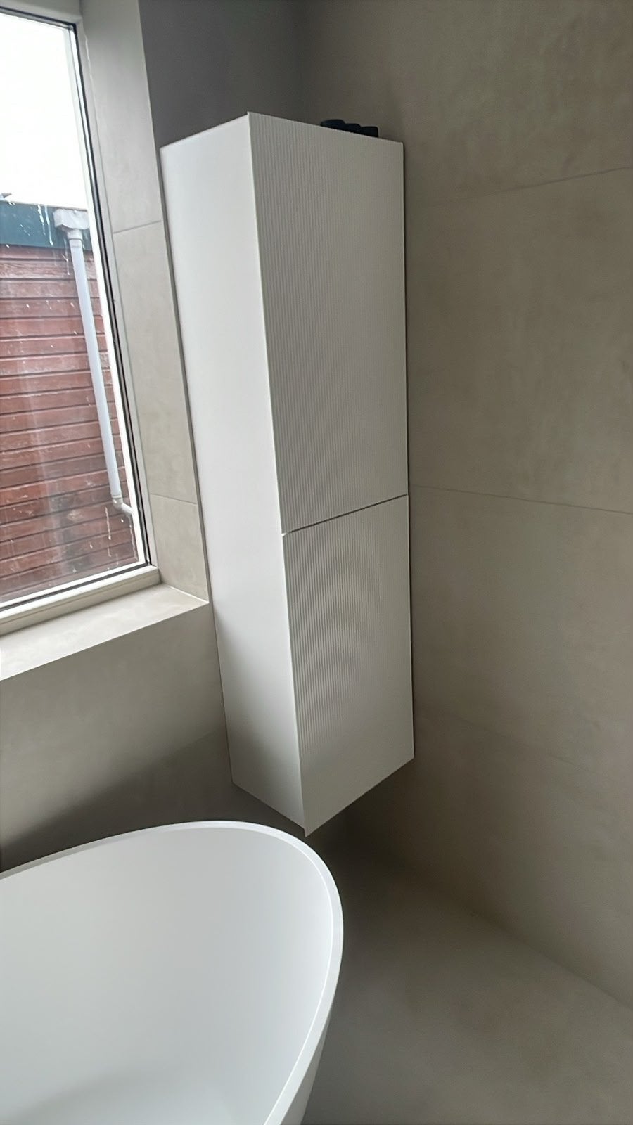 Balmani fila wit badkamer kast nieuw zwevend (kleine schade), Huis en Inrichting, Badkamer | Badkamermeubels, Ophalen, (Half)hoge kast