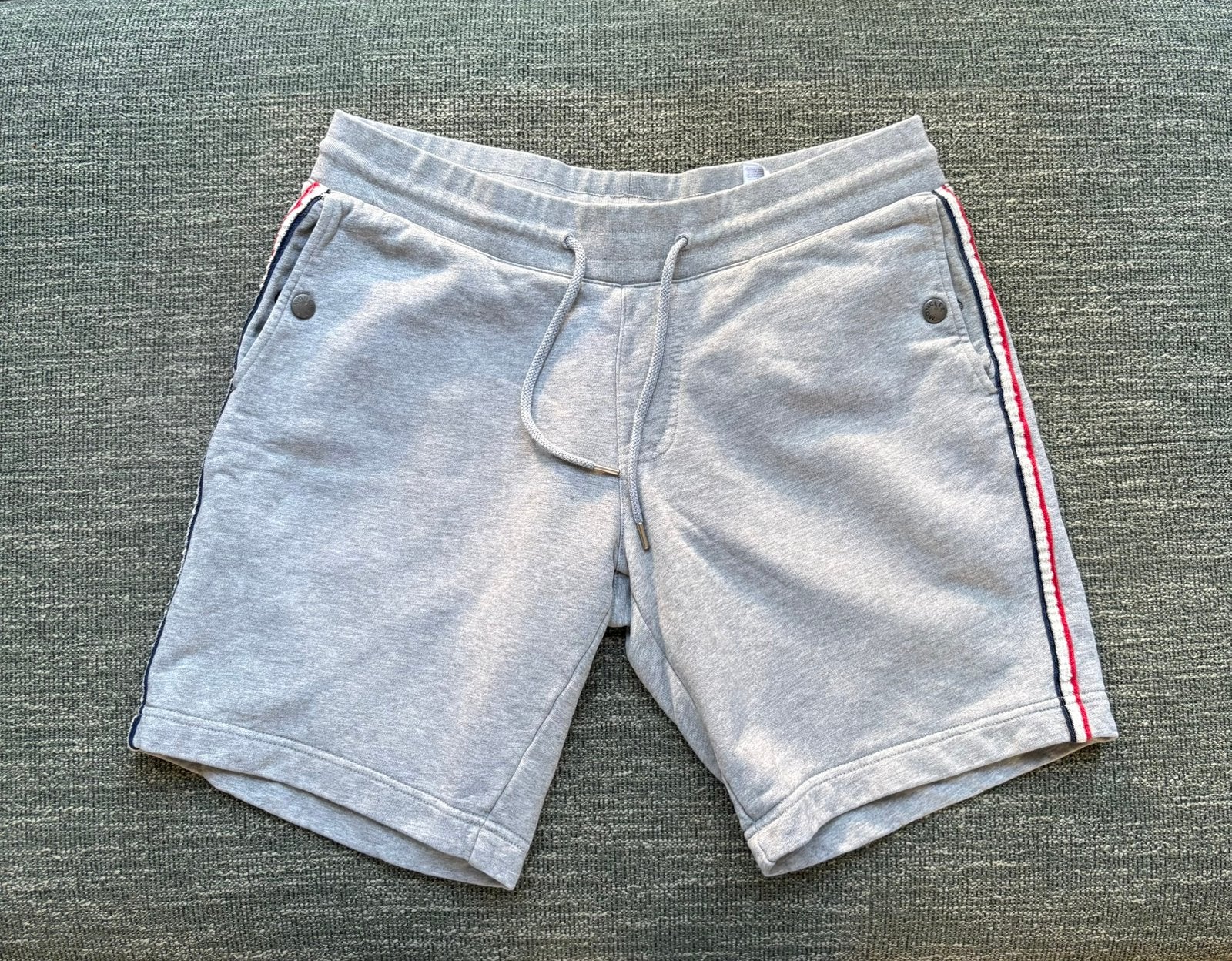 Moncler korte broek, Maat: L (grijs), Ophalen of Verzenden, Zo goed als nieuw, Maat 52/54 (L), Grijs