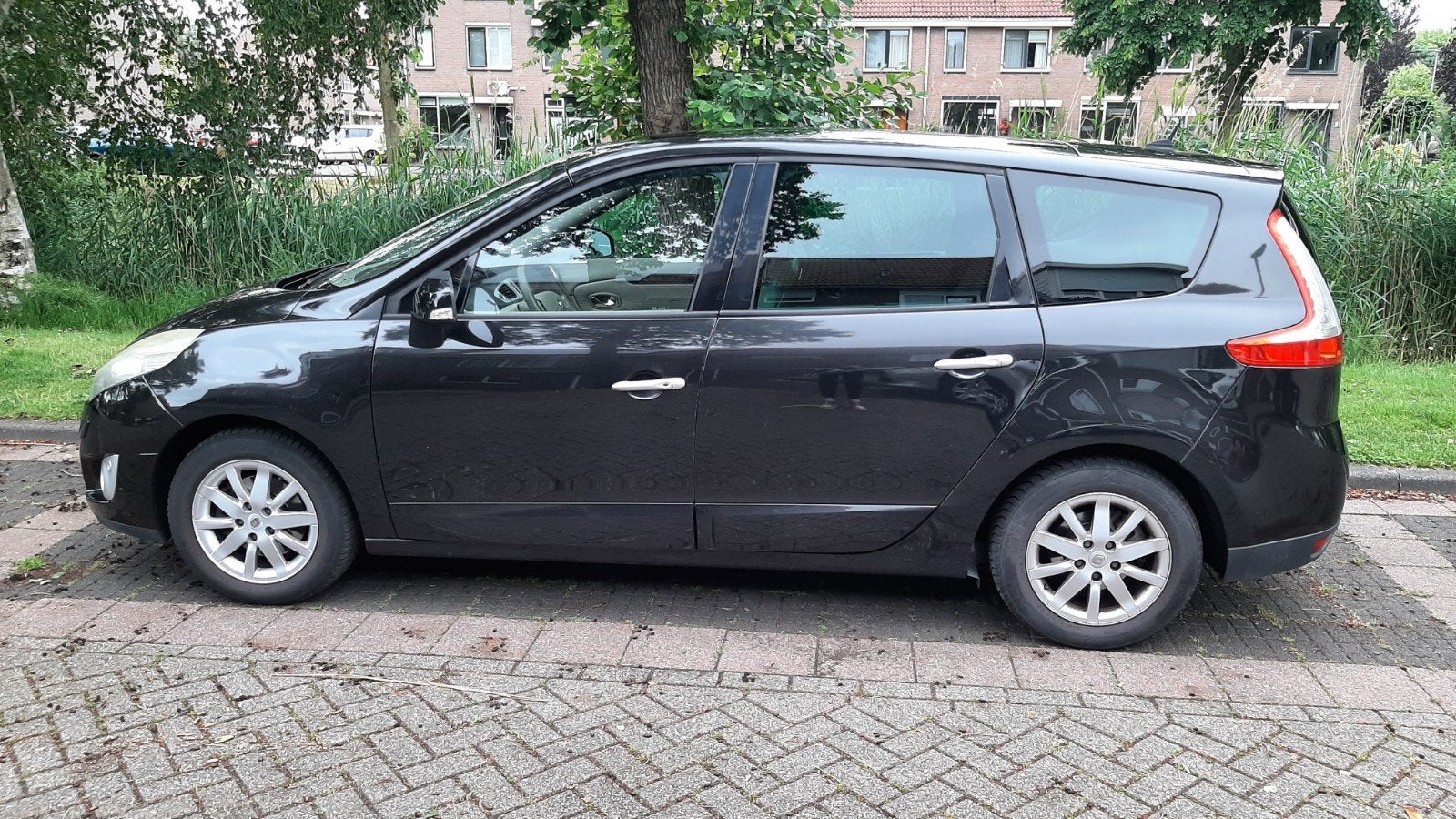 Renault Grand Scenic 2.0 16V 103KW CVT 7P 2010 Zwart, Beige, 4 cilinders, 7 stoelen, Zwart