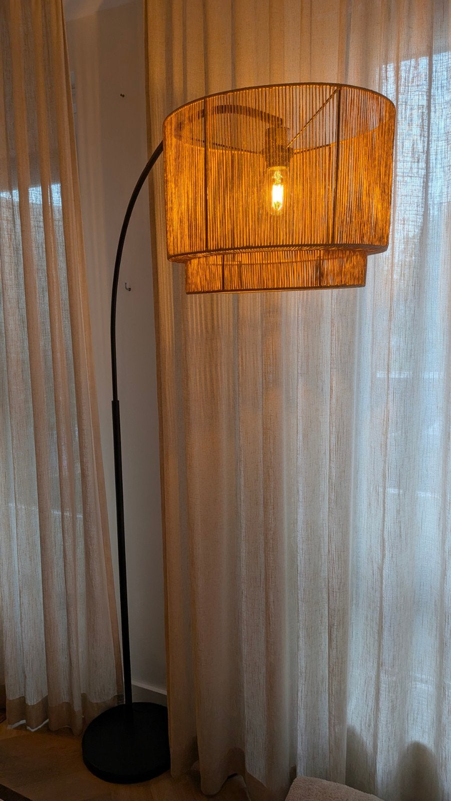 Kwantum Vloerlamp Cilen Zwart Bruin - Booglamp, Huis en Inrichting, Lampen | Vloerlampen, Ophalen, Gebruikt, Natuurlijk materiaal