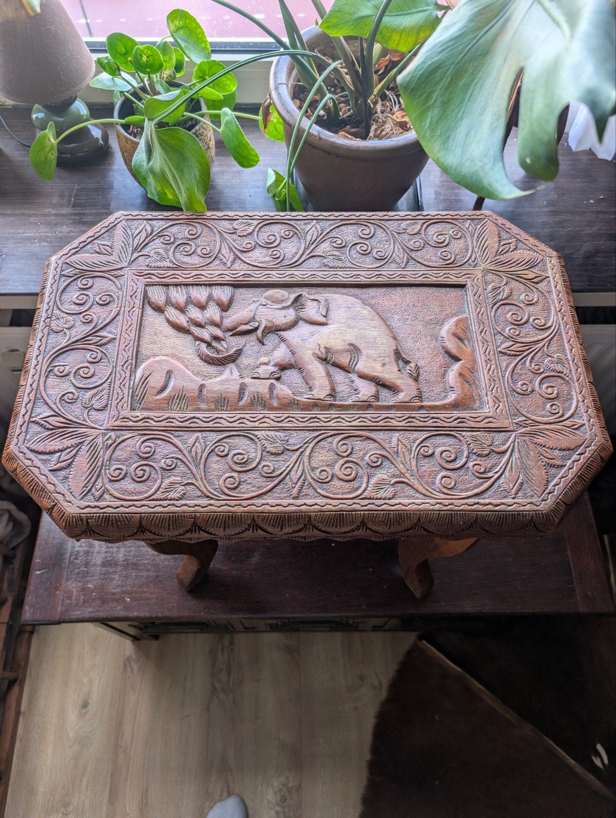 Antieke handgesneden houten bijzettafel met olifanten, Ophalen