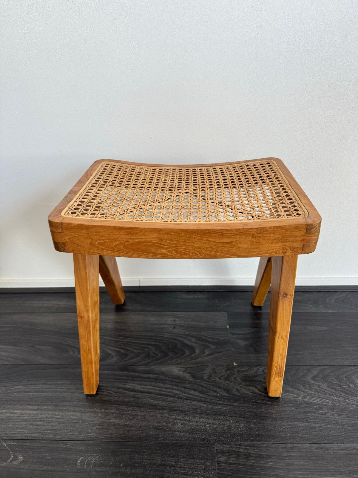 Teakhout kruk, bijzetttafel met rotan zitting - 45x46x36cm, Huis en Inrichting, Ophalen, Bruin, Zo goed als nieuw, Eén