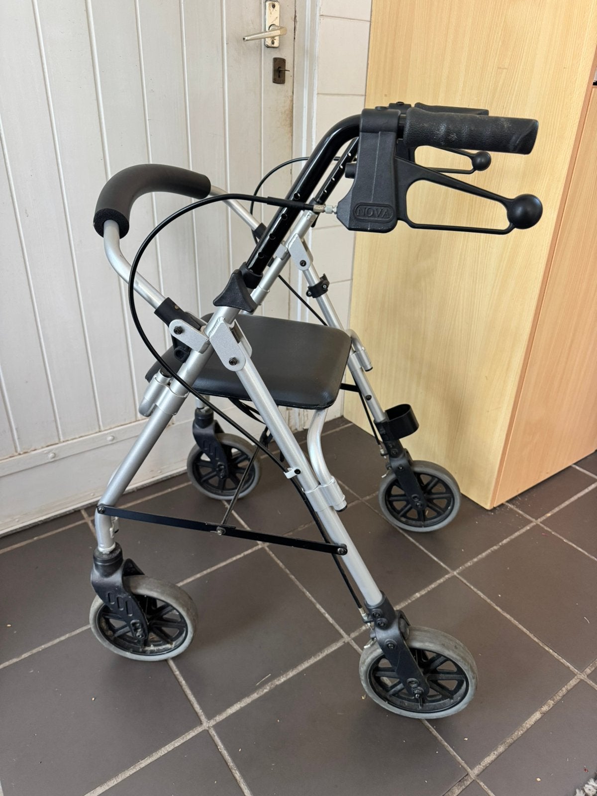 Mooie stevige rollator met stevig zitje en ruggensteun stokh, Ophalen of Verzenden