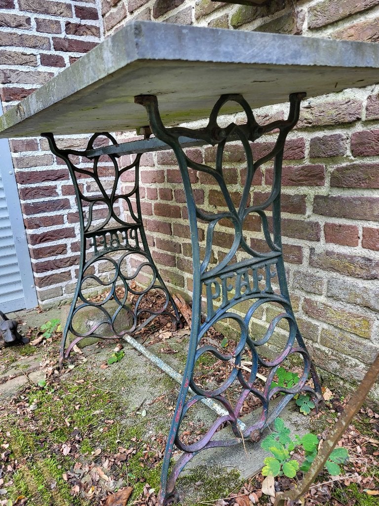 VINTAGE granieten tafel met ijzeren onderstel, Ophalen