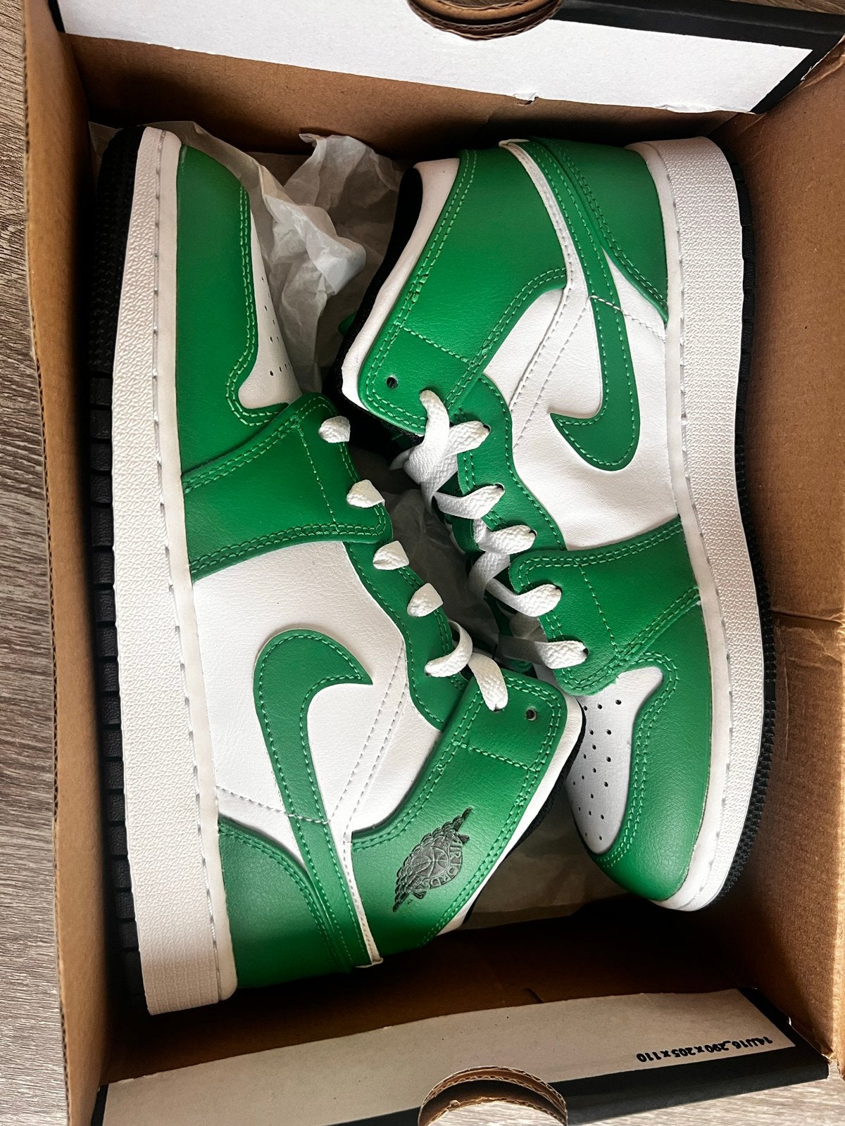 Nike Air Jordan 1 Mid (GS) Lucky Green - maat 38.5, Kleding | Dames, Ophalen of Verzenden, Nieuw, Groen, Sneakers of Gympen