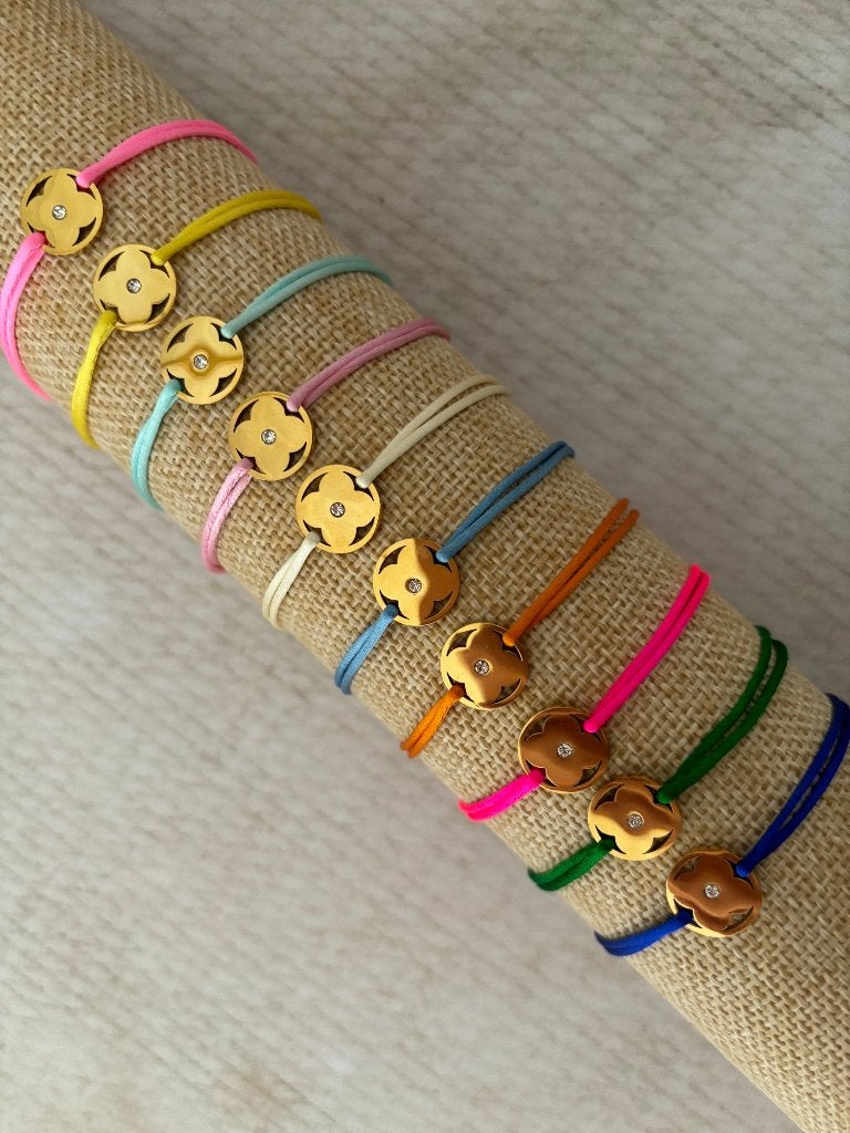 Gouden monogram klaver armband aan satijn koord, Staal, Met bedels of kralen, Nieuw, Ophalen of Verzenden