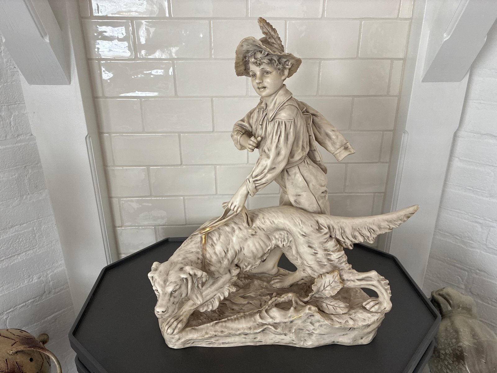 Vintage Beeld Jongen met Hond - Royal Dux Porselein, Ophalen, Steen of Keramiek, Beeld, Beige