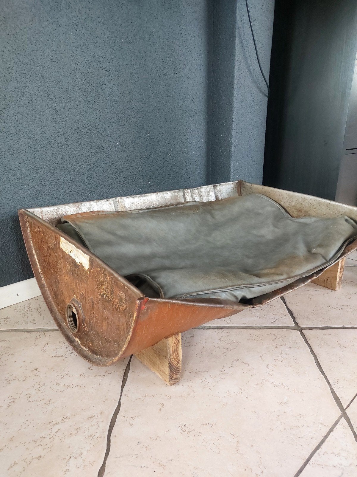 hondenmand oud olie vat, Ophalen