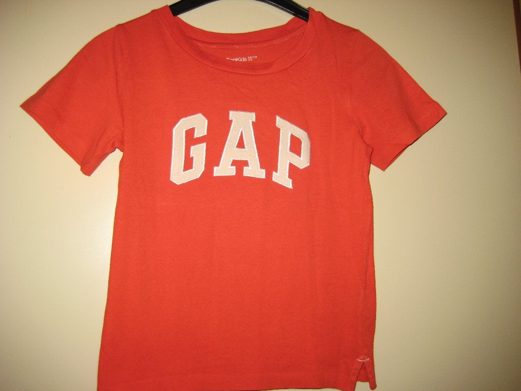 Oranje T-shirt, GAP Kids, 122 (XS), Ophalen of Verzenden, Zo goed als nieuw, Jongen, Shirt of Longsleeve