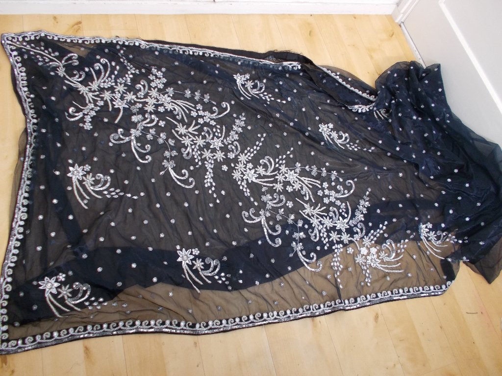 Prachtige kraaltjes bewerkte zwarte lap stof, 120 cm of meer, Zwart, 200 cm of meer, Ophalen of Verzenden