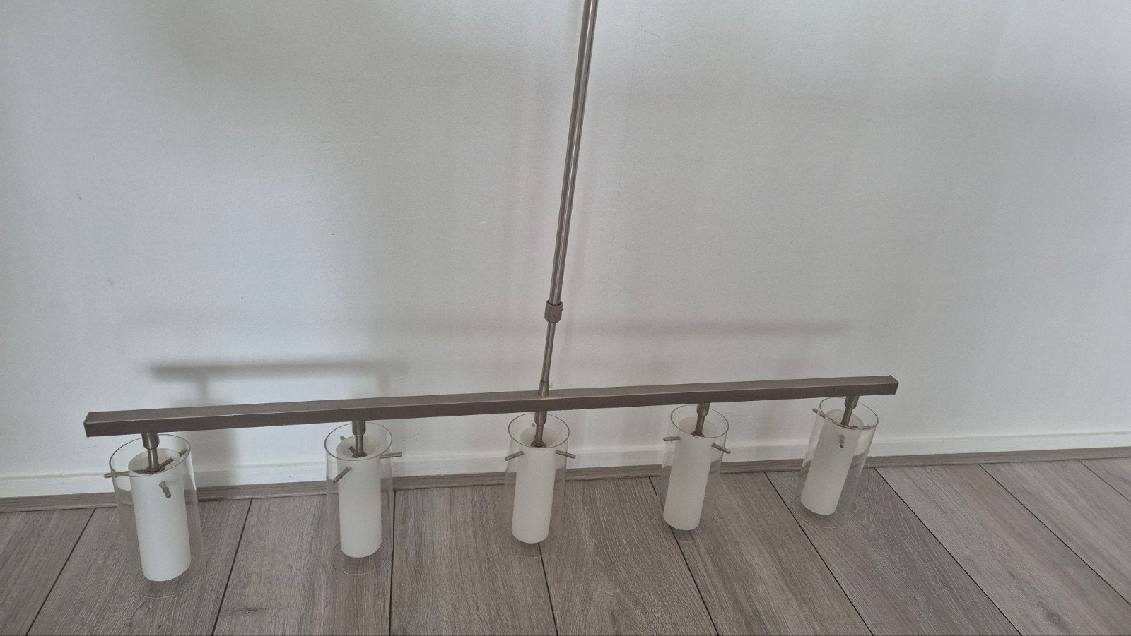 Moderne hanglamp met 5 glazen kappen voor eetkamer, Gebruikt, Ophalen of Verzenden, Glas, 75 cm of meer