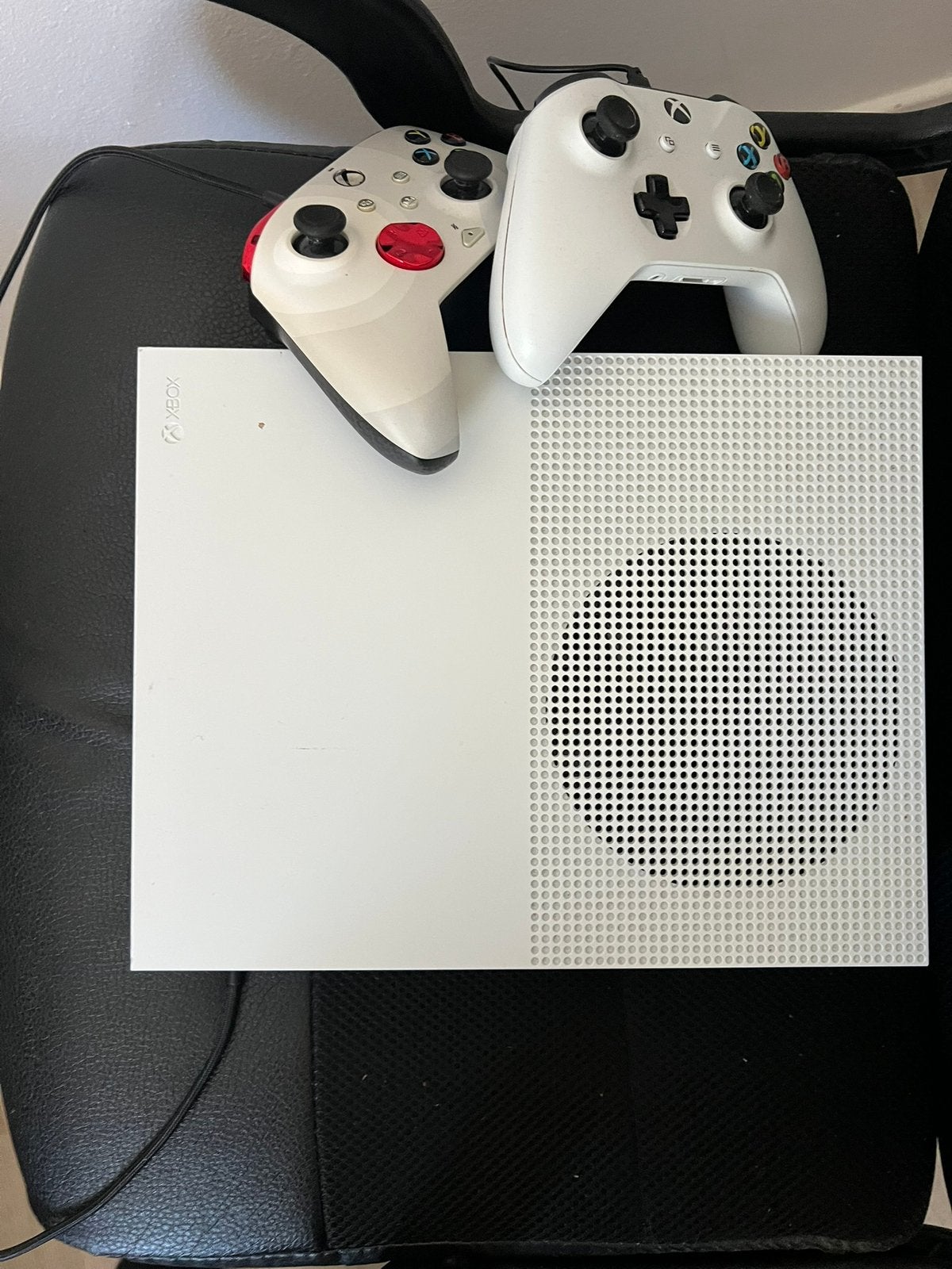 Xbox one + tv, Ophalen of Verzenden, Zo goed als nieuw, 500 GB, Met 2 controllers