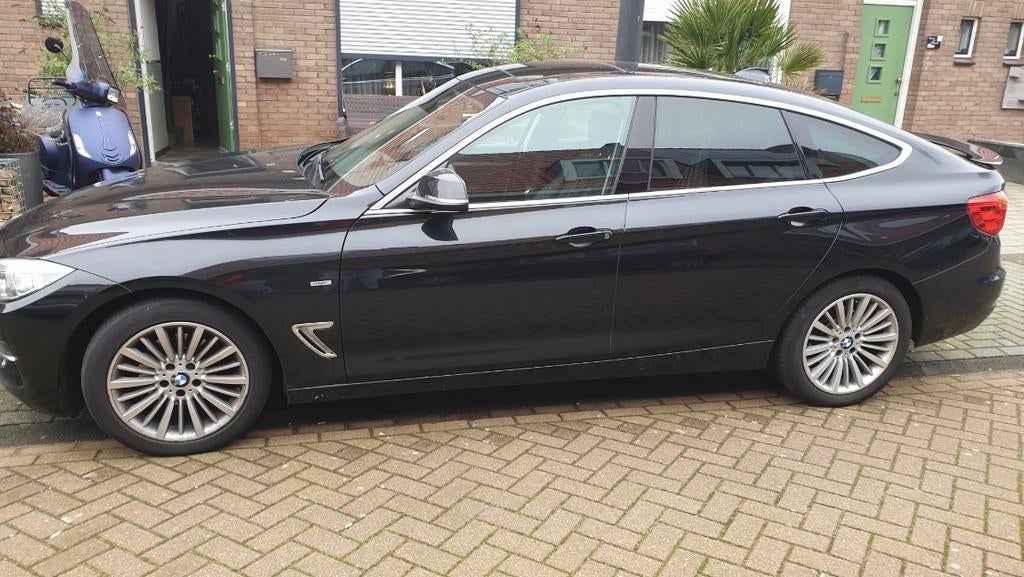 BMW 3-Serie GT 320D Aut8 2013 Zwart met motor schade, Auto's, BMW, Automaat, 745 kg, 1995 cc, Zwart