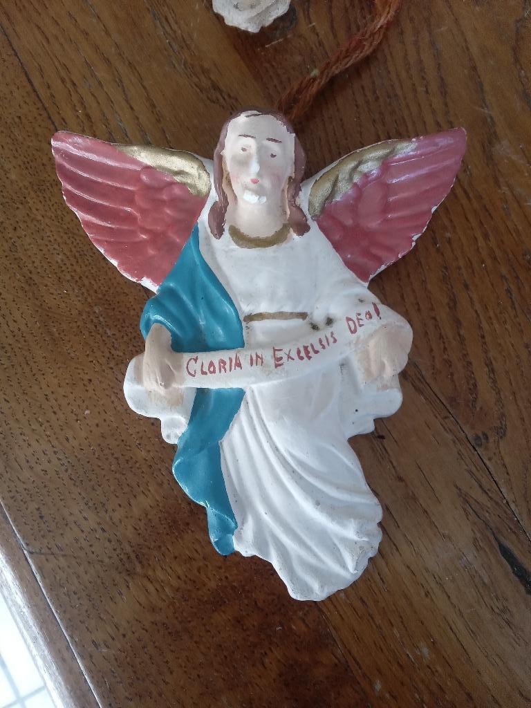 te koop oude gipsen gekleurde kerstengel van kerstgroep, Ophalen of Verzenden, Gebruikt