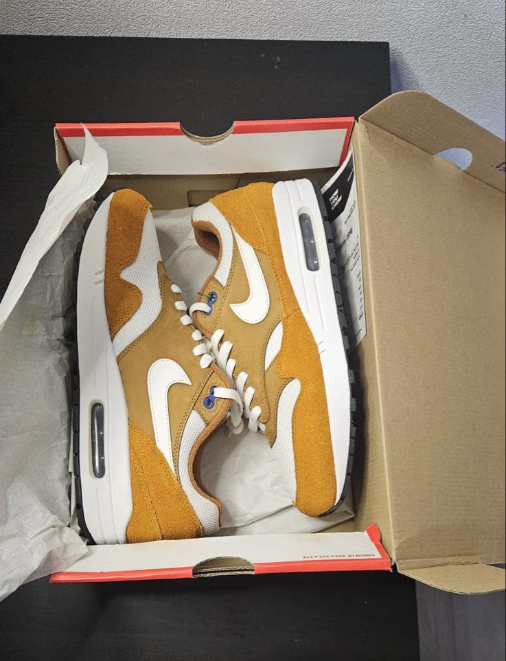 Nike Air Max 1 Dark Curry/ true white maat 43, Bruin, Nieuw, Ophalen of Verzenden, Sneakers of Gympen