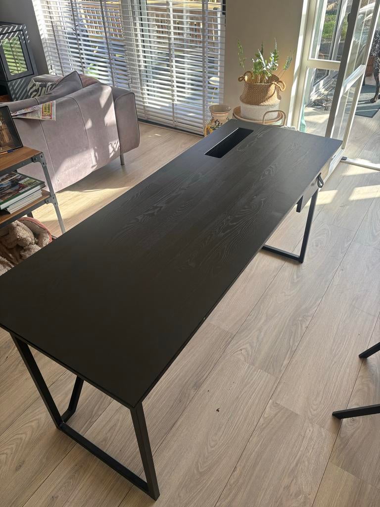Mooie bureau met metalen frame, Huis en Inrichting, Tafels | Eettafels, Gebruikt, Tot twee personen, 50 tot 100 cm, 150 tot 200 cm