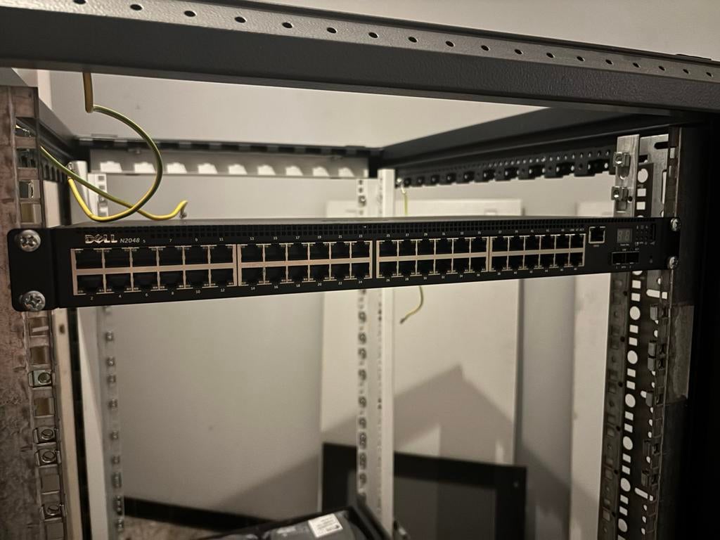 DELL n2048 48 port managed switch rack mounted netwerkswitch, Ophalen, Zo goed als nieuw