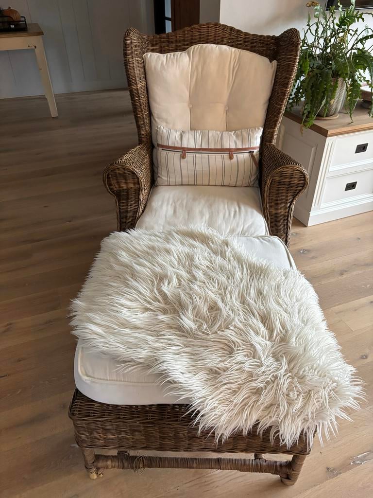 Rivièra Maison Nicolas oorfauteuil met bijpassende hocker, Huis en Inrichting, Fauteuils, Gebruikt, Riet of Rotan, 75 tot 100 cm