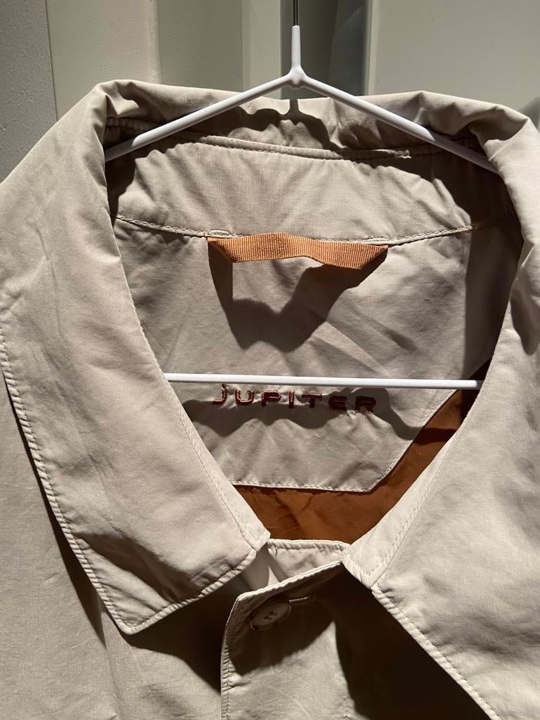 Mooie klassieke Engelse mannen regenjas merk Jupiter maat 52, Ophalen of Verzenden, Zo goed als nieuw, Maat 52/54 (L), Beige