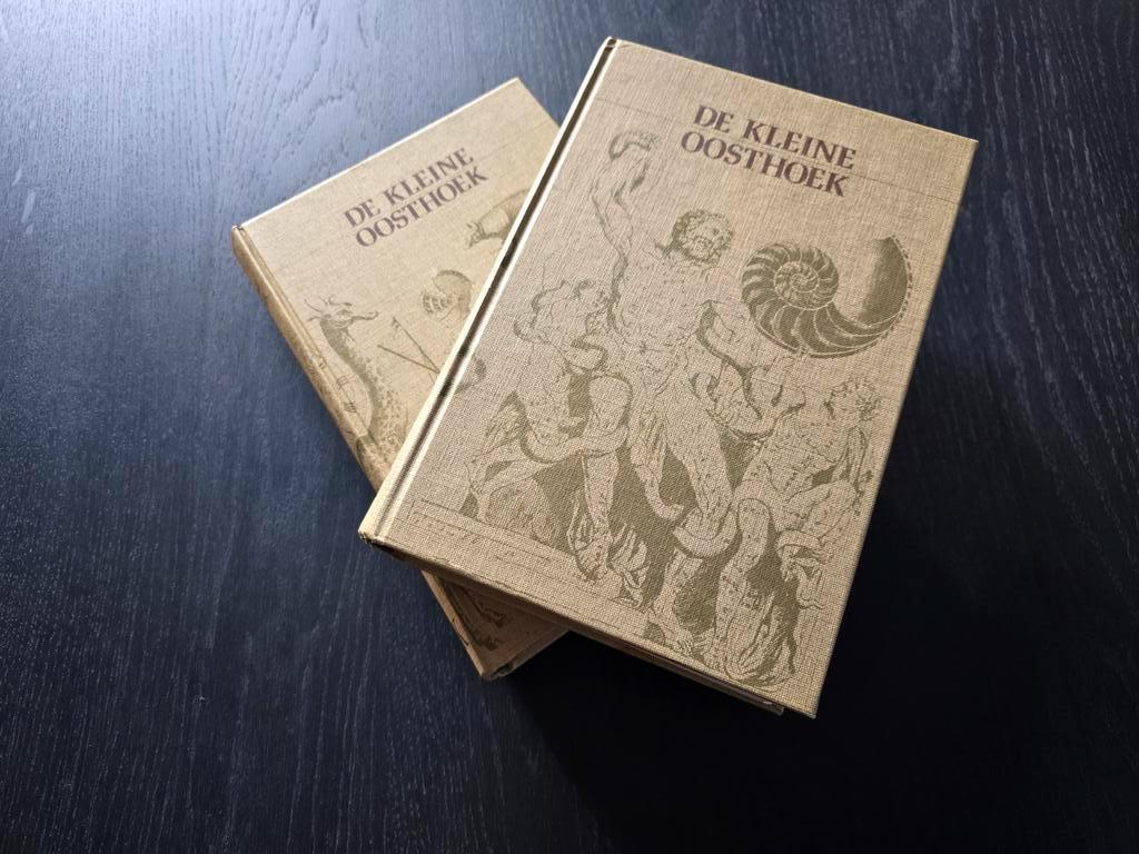 De Kleine Oosthoek Encyclopedie 2 twee delen 1976 beknopt, Ophalen of Verzenden, Gelezen, Algemeen
