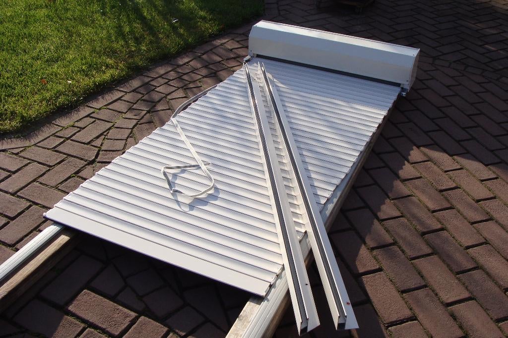 Te koop: Rolluiken handbediend  en set all season banden, Doe-het-zelf en Verbouw, Rolluiken, Gebruikt, 150 tot 200 cm, 200 cm of meer